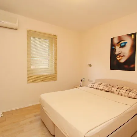 아파트 Apartments near the sea